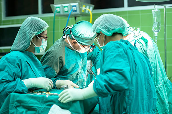 Efectúan primer trasplante de pulmón de donante vivo a enfermo de COVID-19