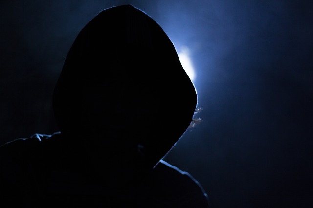 Adolescente asesina a su madre adoptiva tras robarle