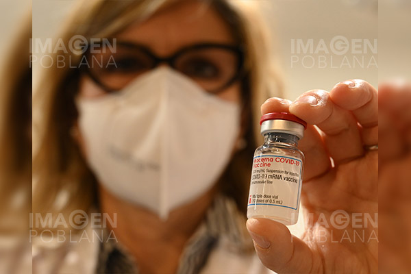 Franceses menores de 55 años con primera dosis de AstraZeneca recibirán segunda de otra vacuna