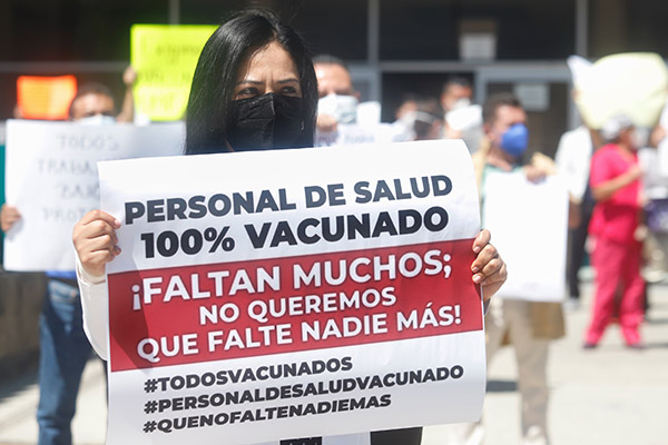 Vacunación para médicos privados sí debe ser prioridad