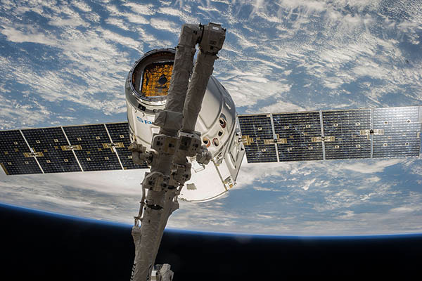 De ciencia ficción: nave espacial repara un satélite en órbita por primera vez en la historia