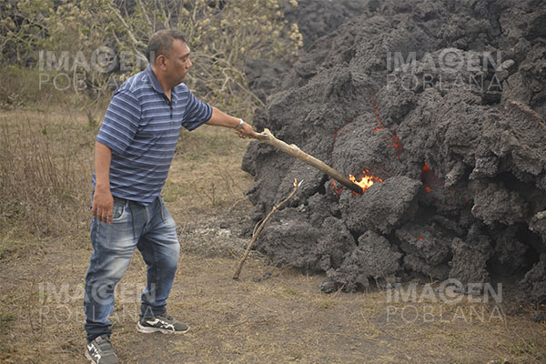 Lava del volcán Pacaya afecta aldea guatemalteca El Patrocinio