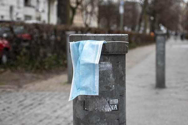 Clausuran una fábrica que rellenaba colchones con mascarillas usadas