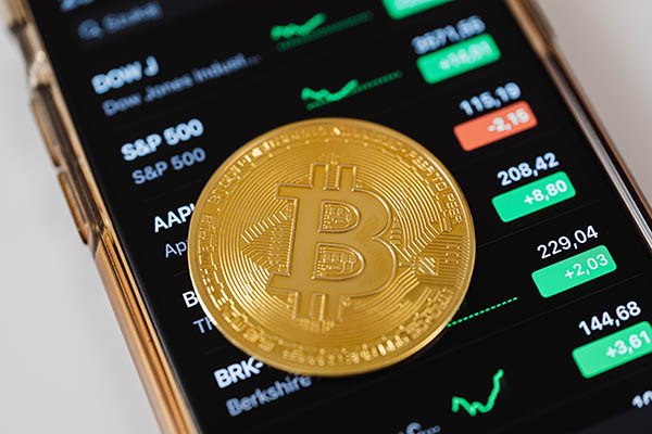 Bitcóin vuelve a reportar máximos históricos superando los 63,000 dólares