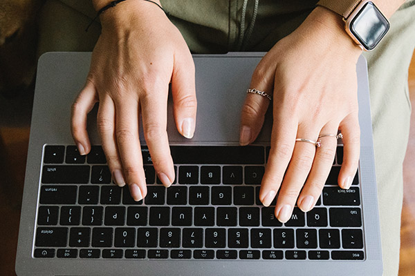 Qué son los nómadas digitales y por qué cobraron tendencia tras la pandemia