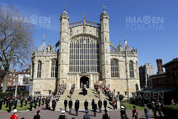 Detienen a una mujer en topless durante el funeral del príncipe británico Felipe