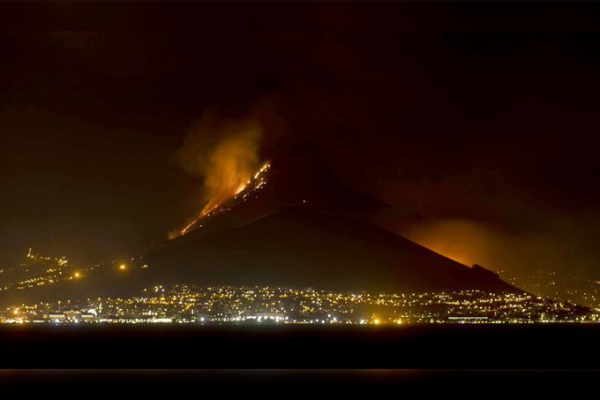 Incendio fuera de control consume Montaña de la Mesa en Sudáfrica