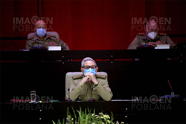 Raúl Castro dice adiós al poder, 68 años después de una vida política y militar