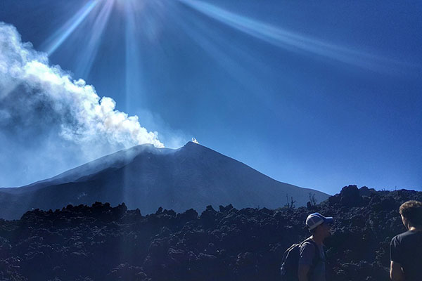 Avanza y preocupa la lava del volcán Pacaya en Guatemala