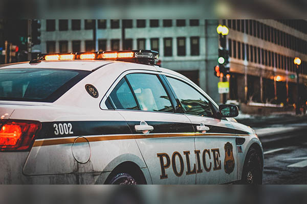 Investigan a policía por alardear con las macanas a ritmo de “Mortal Kombat”