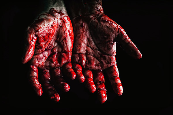 Hallan cadáver de indigente con rastros de sangre