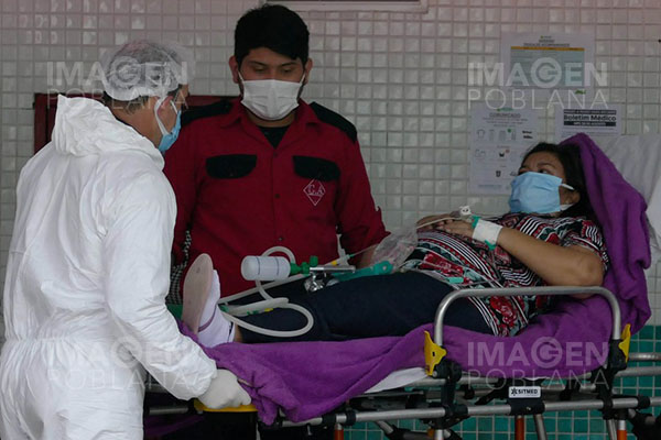 COVID-19 está "rejuveneciendo" en Brasil con casos y muertes de jóvenes, alerta informe