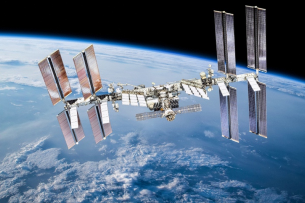 Astronautas a bordo de Crew Dragon de SpaceX llegan a estación espacial