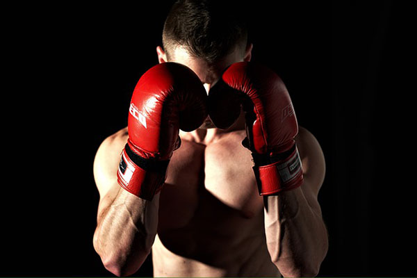 Imágenes fuertes: un luchador se rompe un hueso de la pierna en una lucha de la UFC