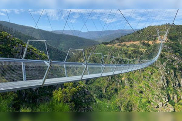 Inauguran el puente colgante más grande del mundo con vertiginoso desfile de moda
