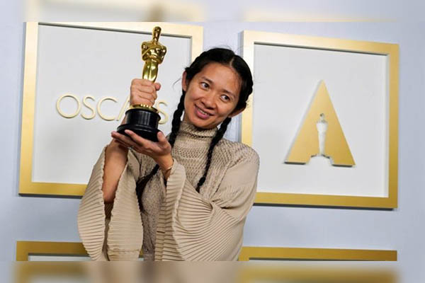 China calla ante el histórico Óscar de “Nomadland” y Chloé Zhao