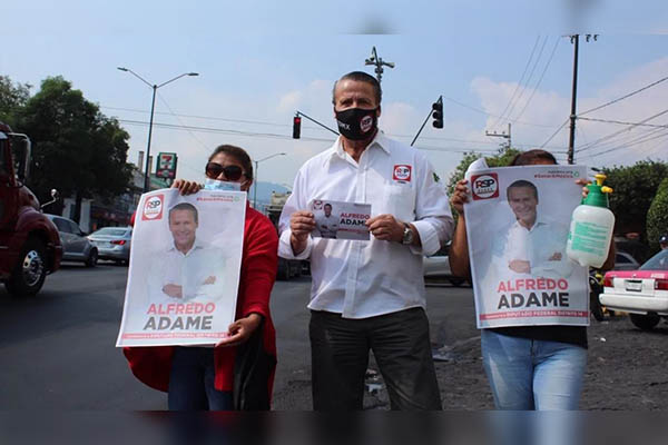 Alfredo Adame reparte volantes e insultos en arranque de campaña