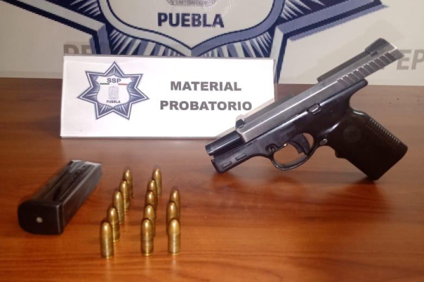 Abandonan arma en baño de una tienda; podría ser de un policía