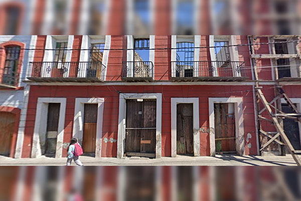 Cae techumbre de casona abandonada; un indigente está lesionado