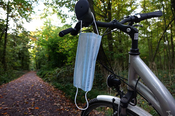 Estadounidenses vacunados pueden salir al aire libre sin máscarilla: CDC