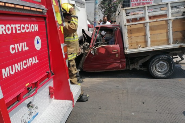 Chofer se pasa el rojo y termina prensado tras un autobús
