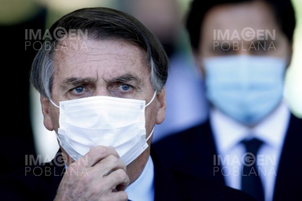 Culpan a Bolsonaro del veto a la vacuna Sputnik V en Brasil