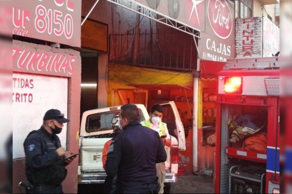 Conductor ebrio se impacta contra una taquería