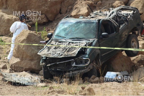 Degüellan a una mujer y simulan su muerte volcando camioneta