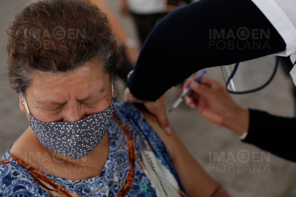 Mujer vacunada con AstraZeneca cae en coma inducido por trombosis cerebral