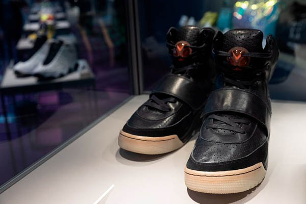 Tenis de Kanye West rompen récord de venta: fueron adquiridos por 1.8 mdd