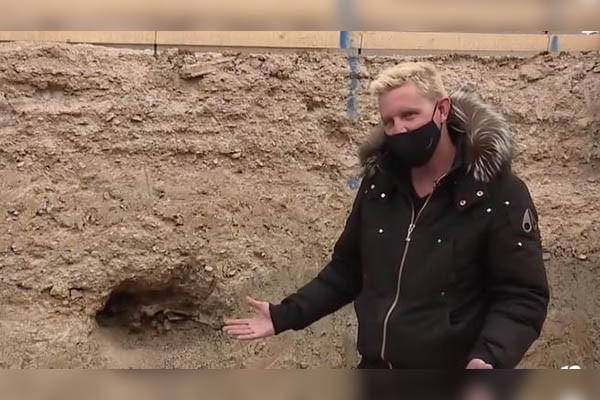 Se topan con esqueleto de 14,000 años de antigüedad mientras cavaban una piscina