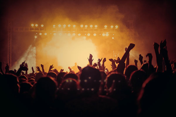 Miles de personas asistirán a concierto sin mascarilla para experimento científico