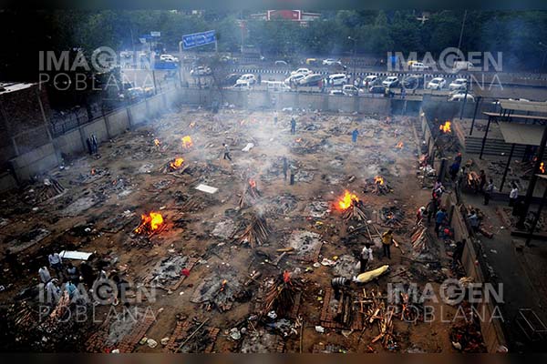 COVID-19, imparable en India: apilan cadáveres y continúa cremación en las calles