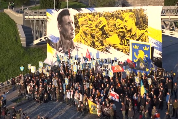 Marcha en honor a una división nazi desata el debate en Ucrania