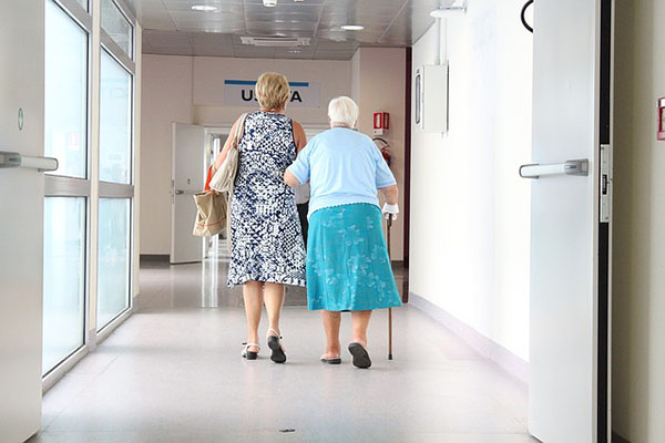 Cuidar de adultos mayores en casa es igual o mejor que en hospital, revela estudio