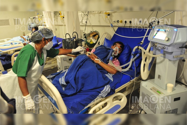 India registra récord de 400,000 contagios de COVID-19 en un día