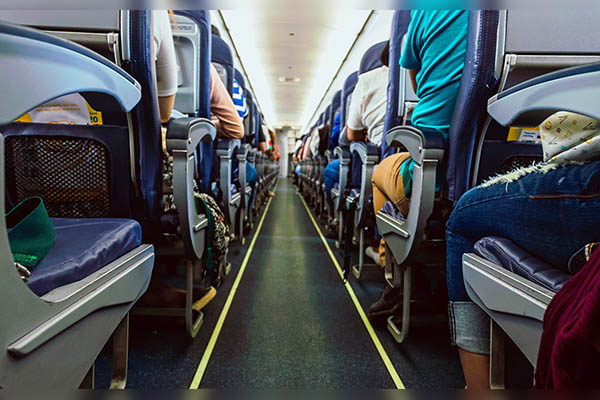 No sabía que estaba embarazada y da a luz en pleno vuelo rumbo a sus vacaciones en Hawái