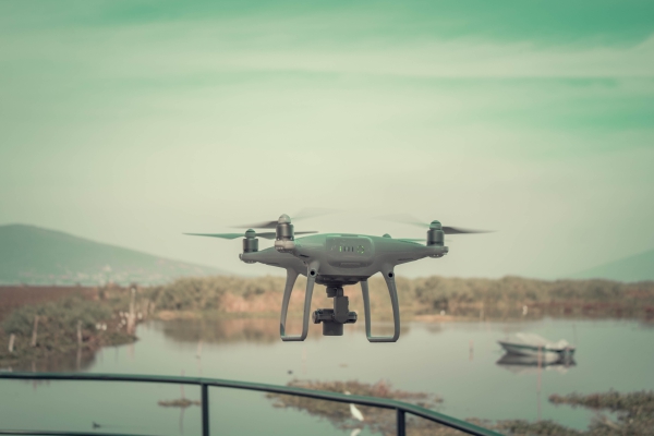 Un hombre crea impresionantes videos de una sola toma con un dron