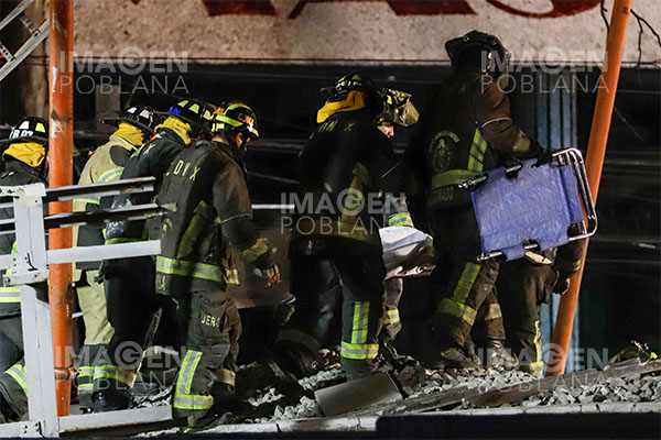 Mexicanos buscan a familiares desparecidos tras accidente de metro en capital