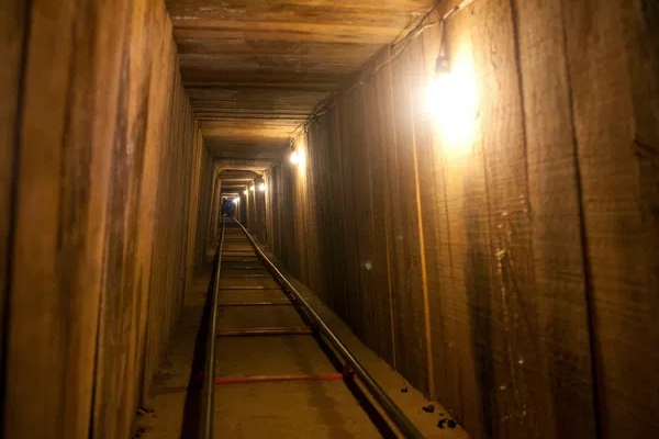Hallan túnel de 600 metros de México a EU para traficar drogas