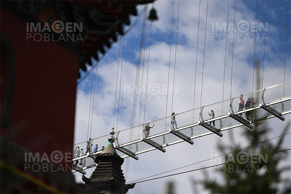 Hombre queda colgado a 100 metros de altura tras rotura de puente