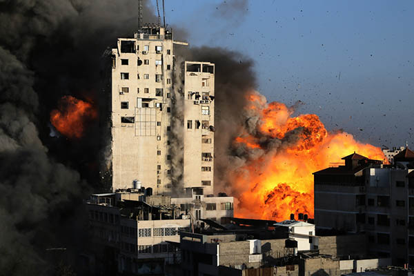 Misil israelí destruye edificio que albergaba medios de comunicación en Gaza