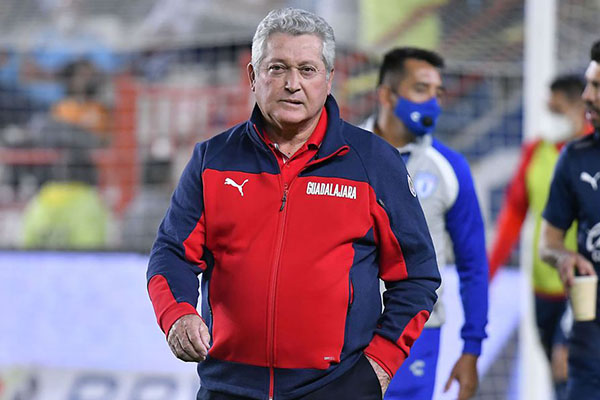 A pesar de humillación en repechaje, Vucetich se queda en Chivas