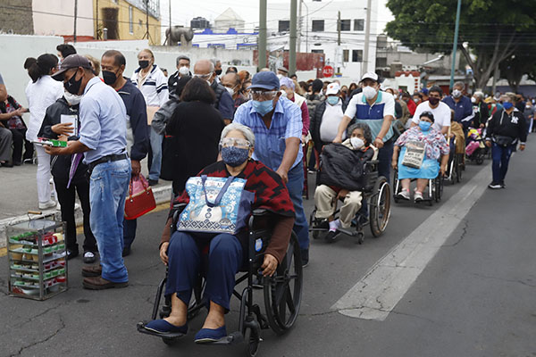 Vacunación en Puebla, un caos cuando no interviene Salud Estatal
