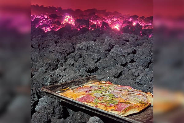 Cocina extrema: preparan pizza sobre un río de lava a 1,000 grados centígrados