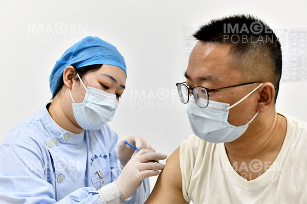 Autoridades chinas aseguran haber inyectado 354.2 millones de dosis contra el covid