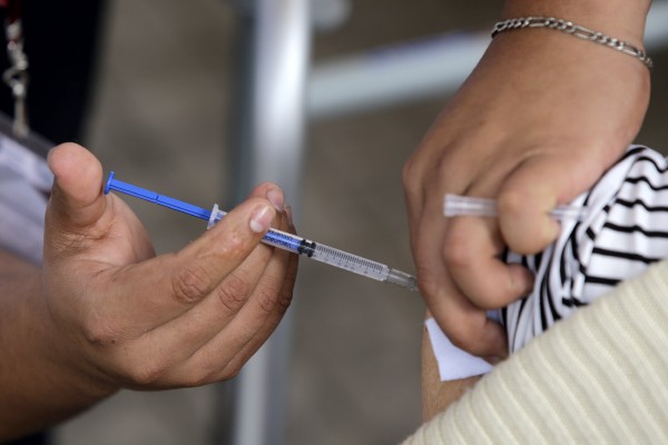 Investiga Gobierno Estatal a enfermera que simuló aplicar vacuna COVID-19
