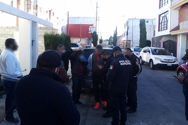 Sujetos armados roban vehículo y abandonan a sus propietarios calles adelante