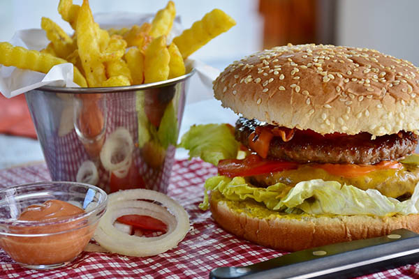 “Mmm, vacunación”: NY regala papas fritas y hamburguesas por vacunarse