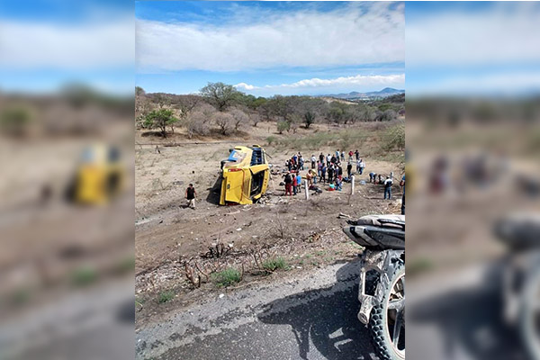 Discusión dentro de autobús de línea Oro provoca accidente con saldo fatal